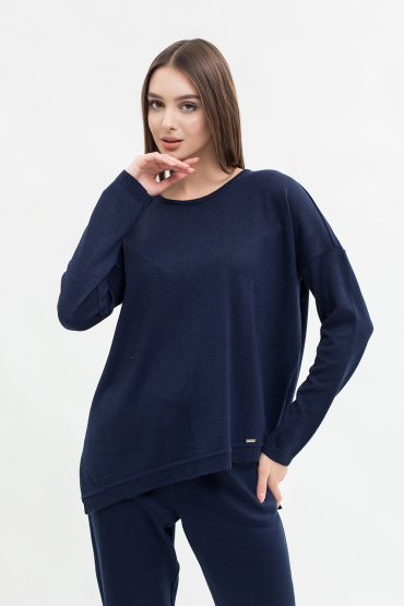 Jumper with asymmetric hem