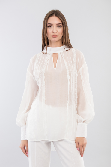 Blouse with lace bow